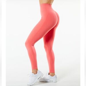 Alphalete Amplify leggings XS in beautiful Pixel Pink